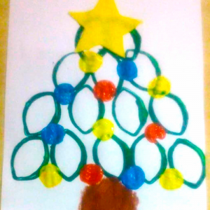Árbol de Navidad pintado con el tubo del rollo de papel higiénico