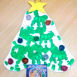 Árbol de Navidad pintado con las manitas del niño